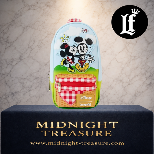 Trousse Loungefly Mickey et ses Amis Picnic – Disney – 10 x 5 x 20 cm. Trousse officielle avec Mickey, Minnie et Pluto, design panier de pique-nique, poignée vichy, mousqueton métallique et doublure exclusive Disney.