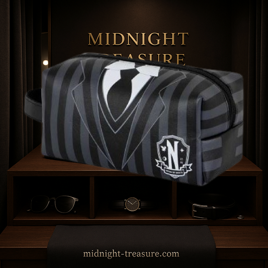 Trousse de toilette Mercredi - Nevermore, format 27 cm x 13 cm x 13 cm, inspirée de l’uniforme de Mercredi Addams avec un design noir et gris élégant. Un accessoire stylé et pratique pour les fans de l’univers gothique