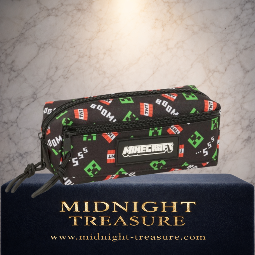 Trousse triple rectangulaire Minecraft officielle avec motifs Creeper et TNT. Grande trousse scolaire à trois compartiments zippés offrant un important espace de rangement. Un accessoire pratique et robuste parfait pour les fans de Minecraft.