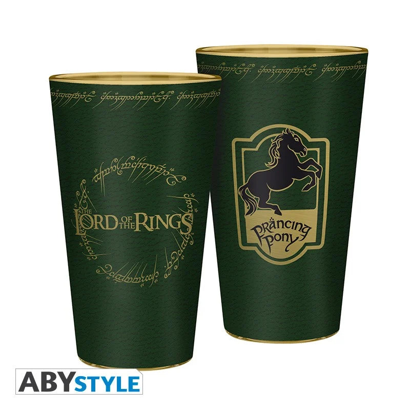 Verre Le Seigneur des Anneaux – Poney Fringant (Prancing Pony) – 400 ml. Verre XXL vert avec emblème du cheval cabré et inscriptions elfiques dorées, produit officiel ABYstyle inspiré de l’auberge de Bree.