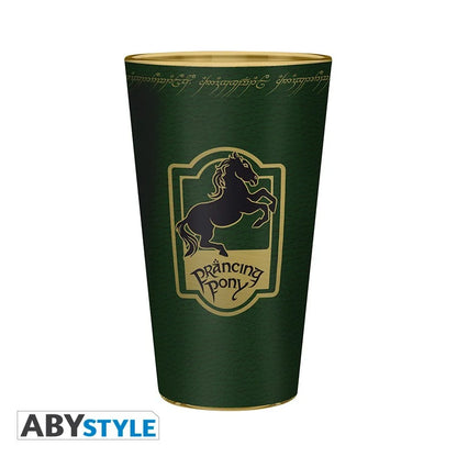 Verre Le Seigneur des Anneaux – Poney Fringant (Prancing Pony) – 400 ml. Verre XXL vert avec emblème du cheval cabré et inscriptions elfiques dorées, produit officiel ABYstyle inspiré de l’auberge de Bree.