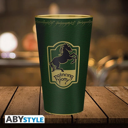 Verre Le Seigneur des Anneaux – Poney Fringant (Prancing Pony) – 400 ml. Verre XXL vert avec emblème du cheval cabré et inscriptions elfiques dorées, produit officiel ABYstyle inspiré de l’auberge de Bree.