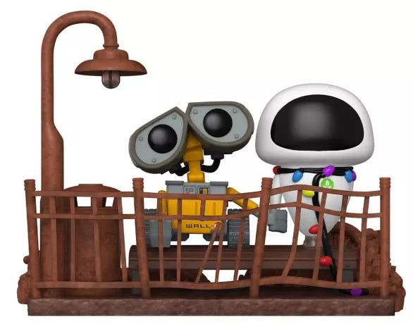 Funko Pop! Disney Pixar – WALL-E & EVE Moment (N°1119). Scène emblématique avec WALL-E et EVE sur une passerelle rouillée sous un lampadaire. Figurine détaillée et poétique, parfaite pour les fans Pixar.