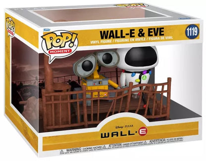 Funko Pop! Disney Pixar – WALL-E & EVE Moment (N°1119). Scène emblématique avec WALL-E et EVE sur une passerelle rouillée sous un lampadaire. Figurine détaillée et poétique, parfaite pour les fans Pixar.
