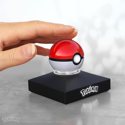 Réplique Pokémon en métal – Mini Poké Ball – Diecast. Réplique miniature premium avec effets lumineux et base d'exposition. Parfait pour les fans et collectionneurs de Pokémon."